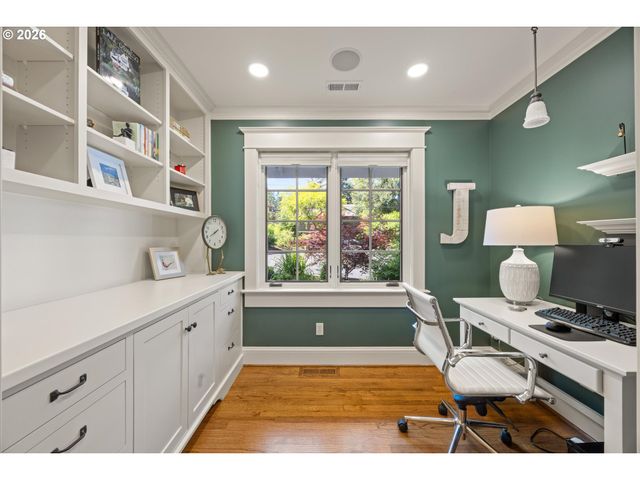 3920 UPPER Dr, Lake Oswego, OR 97035