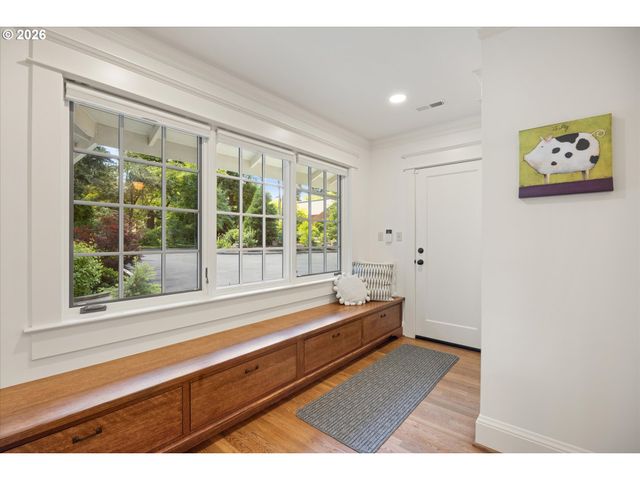 3920 UPPER Dr, Lake Oswego, OR 97035