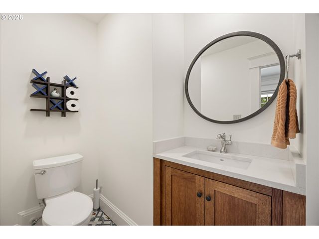 3920 UPPER Dr, Lake Oswego, OR 97035
