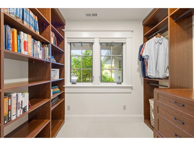 3920 UPPER Dr, Lake Oswego, OR 97035