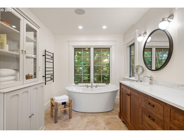 3920 UPPER Dr, Lake Oswego, OR 97035