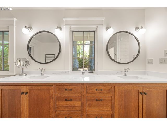3920 UPPER Dr, Lake Oswego, OR 97035