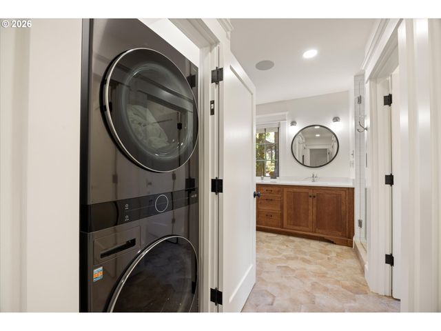 3920 UPPER Dr, Lake Oswego, OR 97035