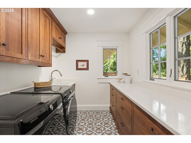 3920 UPPER Dr, Lake Oswego, OR 97035