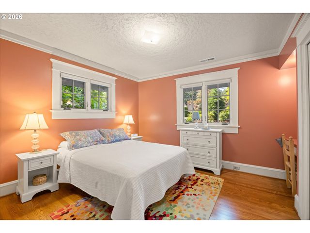 3920 UPPER Dr, Lake Oswego, OR 97035
