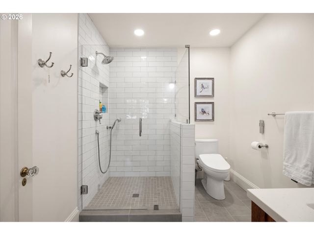 3920 UPPER Dr, Lake Oswego, OR 97035