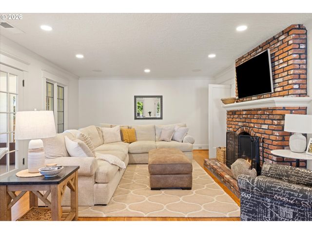 3920 UPPER Dr, Lake Oswego, OR 97035