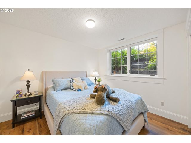 3920 UPPER Dr, Lake Oswego, OR 97035