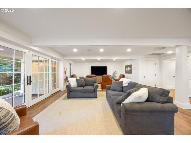 3920 UPPER Dr, Lake Oswego, OR 97035