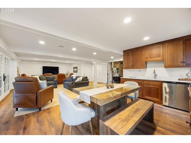 3920 UPPER Dr, Lake Oswego, OR 97035