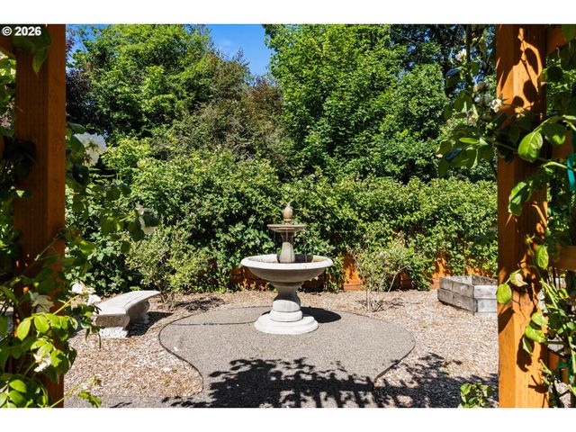 3920 UPPER Dr, Lake Oswego, OR 97035
