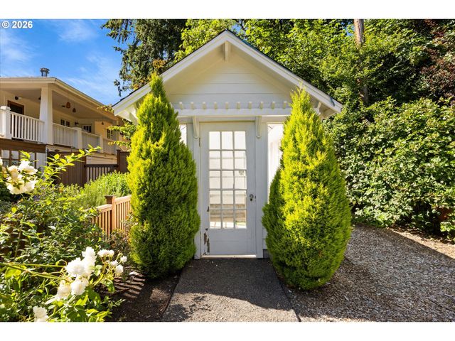 3920 UPPER Dr, Lake Oswego, OR 97035