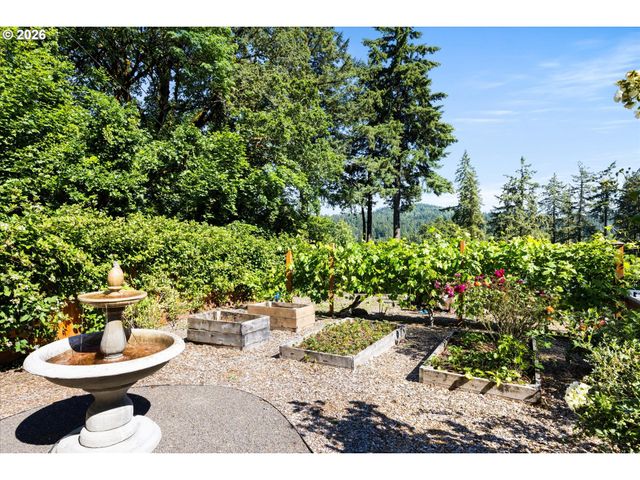 3920 UPPER Dr, Lake Oswego, OR 97035
