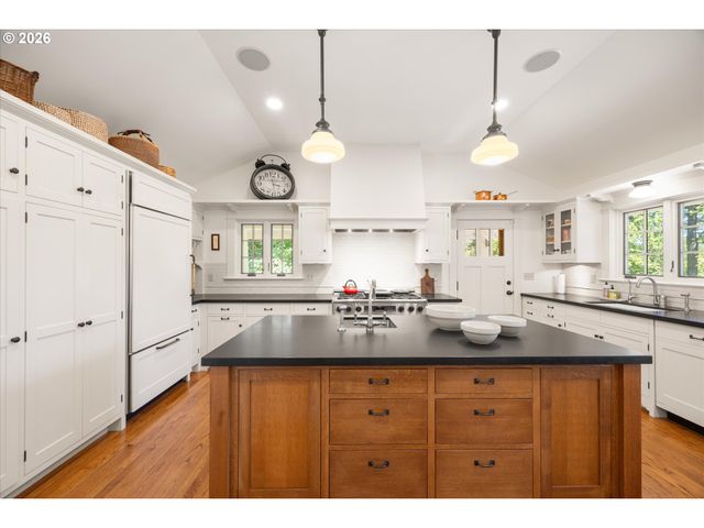 3920 UPPER Dr, Lake Oswego, OR 97035