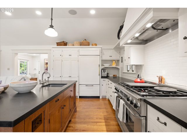 3920 UPPER Dr, Lake Oswego, OR 97035