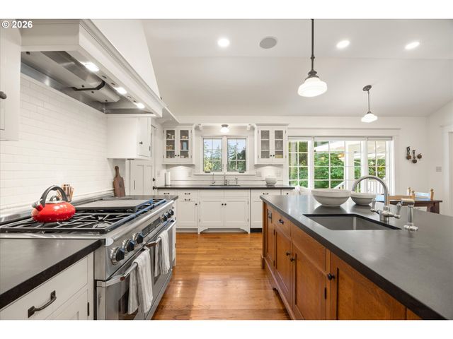 3920 UPPER Dr, Lake Oswego, OR 97035