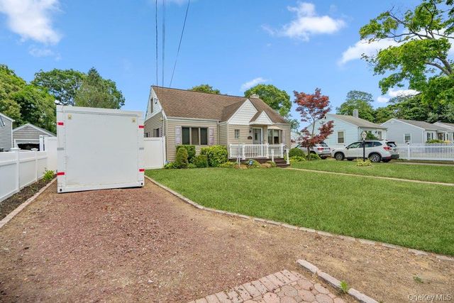 17 Brook Place, East Islip, NY 11730