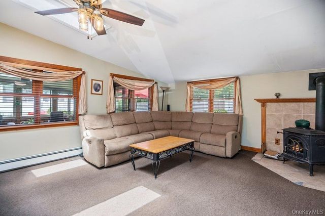 17 Brook Place, East Islip, NY 11730