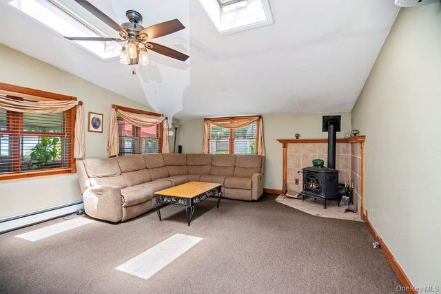 17 Brook Place, East Islip, NY 11730