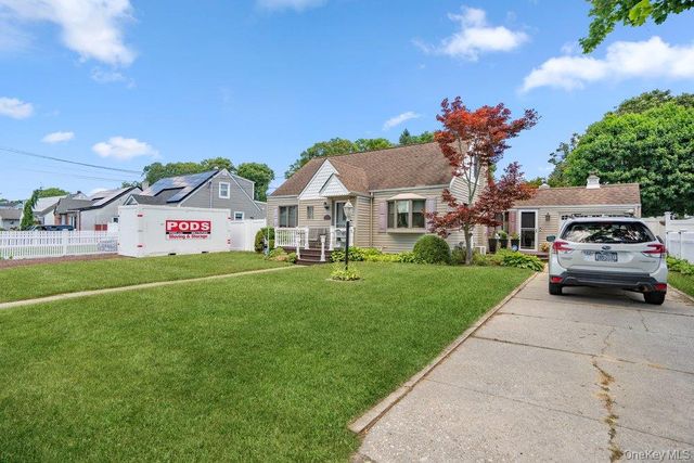 17 Brook Place, East Islip, NY 11730