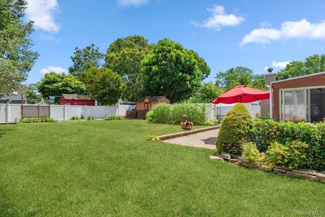 17 Brook Place, East Islip, NY 11730