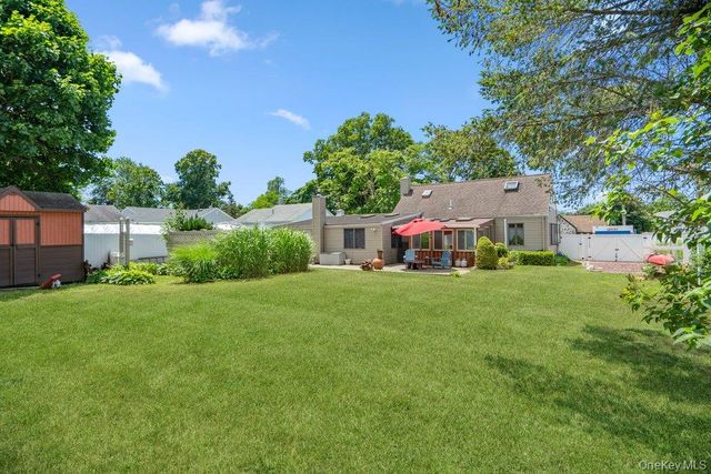 17 Brook Place, East Islip, NY 11730