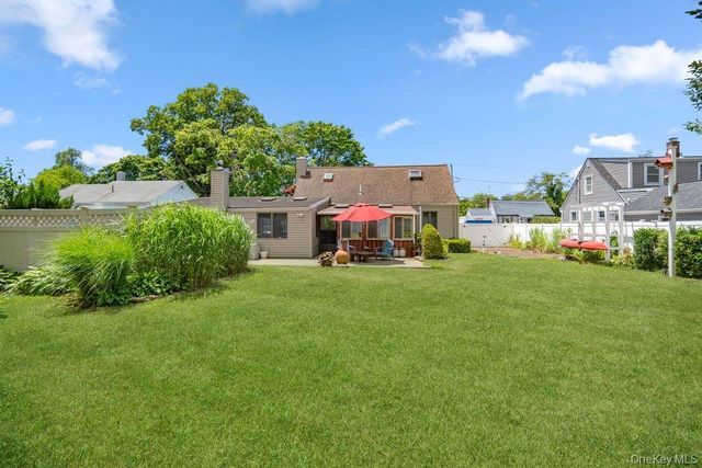 17 Brook Place, East Islip, NY 11730