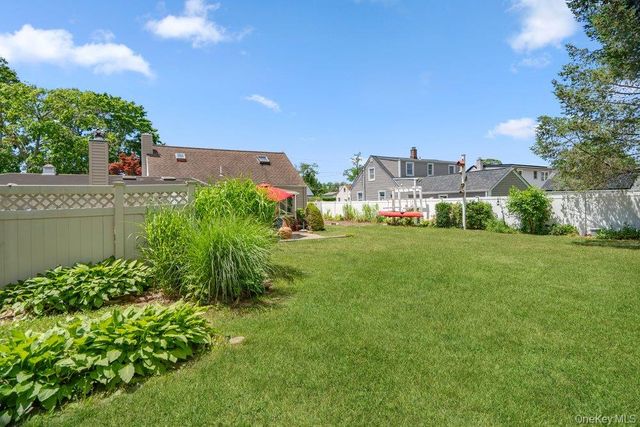 17 Brook Place, East Islip, NY 11730