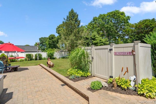 17 Brook Place, East Islip, NY 11730