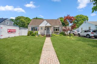 17 Brook Place, East Islip, NY 11730