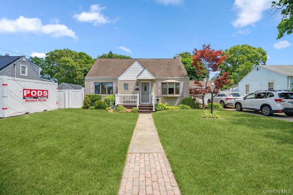 17 Brook Place, East Islip, NY 11730