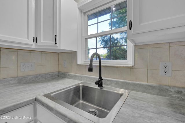 1024 Hillview Blvd, Louisville, KY 40229