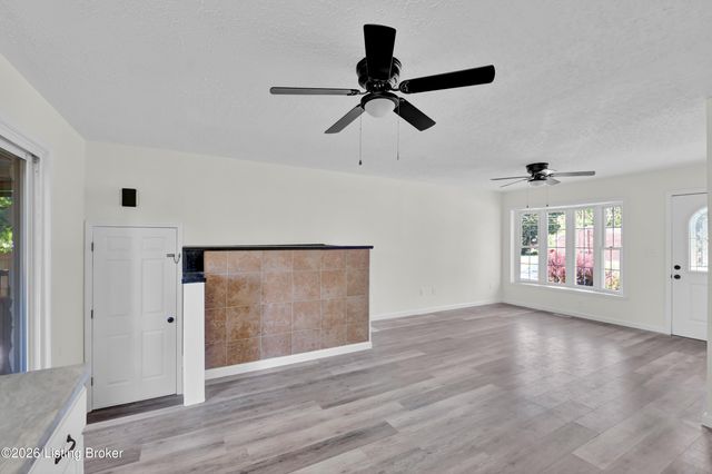 1024 Hillview Blvd, Louisville, KY 40229