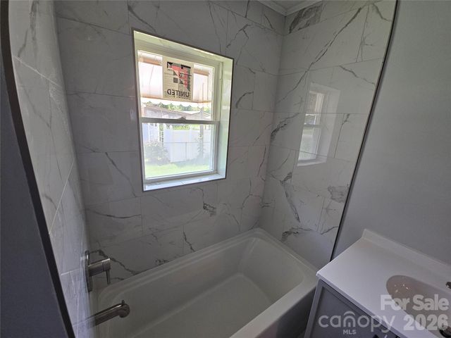 1515 16th Avenue NE, Hickory, NC 28601