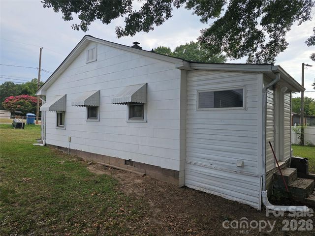 1515 16th Avenue NE, Hickory, NC 28601