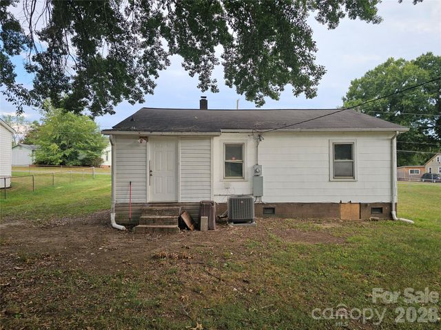 1515 16th Avenue NE, Hickory, NC 28601