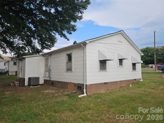 1515 16th Avenue NE, Hickory, NC 28601