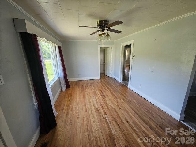1515 16th Avenue NE, Hickory, NC 28601