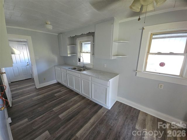 1515 16th Avenue NE, Hickory, NC 28601