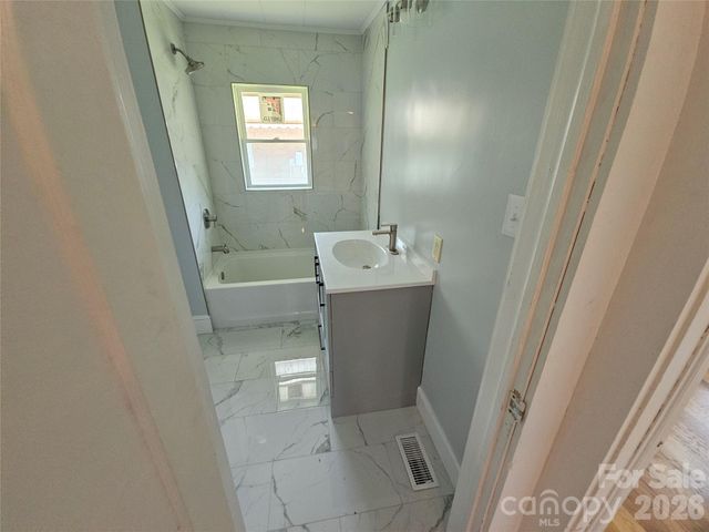 1515 16th Avenue NE, Hickory, NC 28601