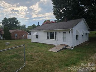 1515 16th Avenue NE, Hickory, NC 28601