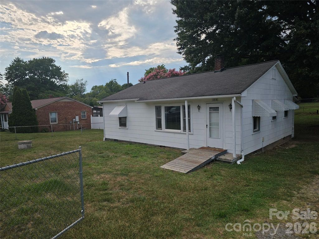 1515 16th Avenue NE, Hickory, NC 28601