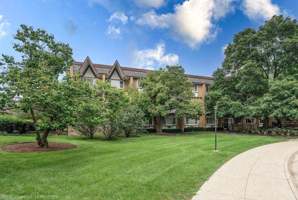 360 Claymoor Road 2C, Hinsdale, IL 60521