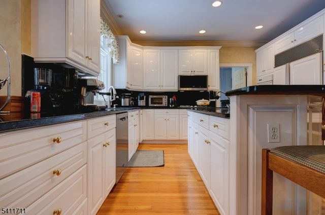 18 Tree Top Ln, Chatham Twp., NJ 07928