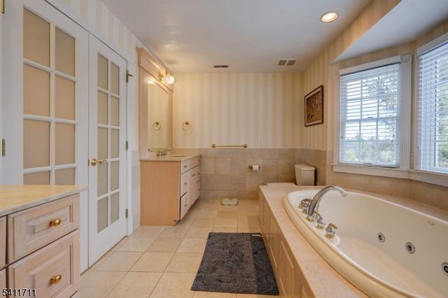 18 Tree Top Ln, Chatham Twp., NJ 07928