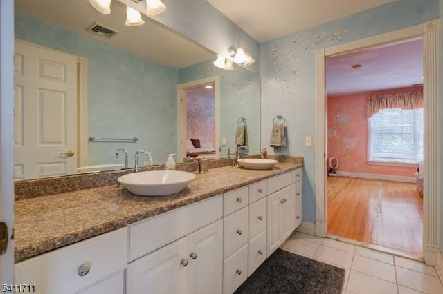 18 Tree Top Ln, Chatham Twp., NJ 07928