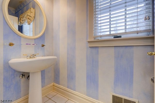 18 Tree Top Ln, Chatham Twp., NJ 07928