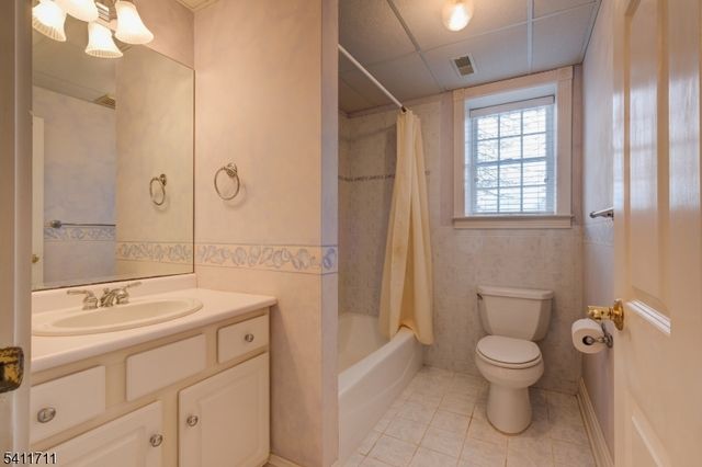 18 Tree Top Ln, Chatham Twp., NJ 07928