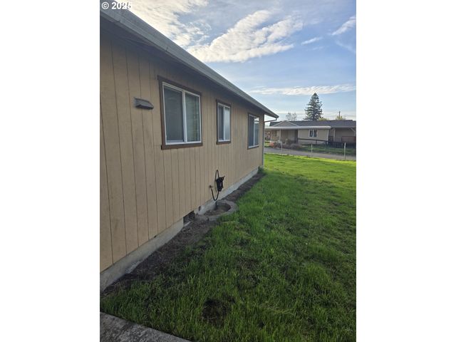 600 Se CARROL St, Winston, OR 97496