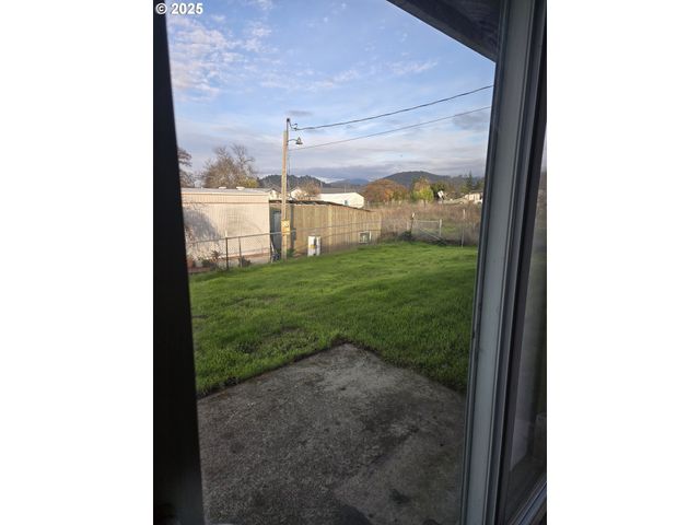 600 Se CARROL St, Winston, OR 97496